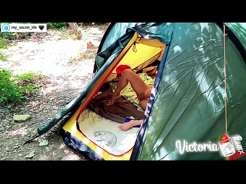 ❤️ Op kamera verfilm Passievolle ruk vreemdeling in 'n tent ☑ Seks by ons