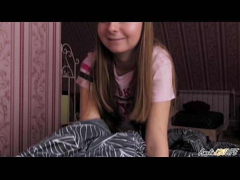❤️ Blondie suig haar BFF's diep en kry cum in haar mond ☑  Seks by ons