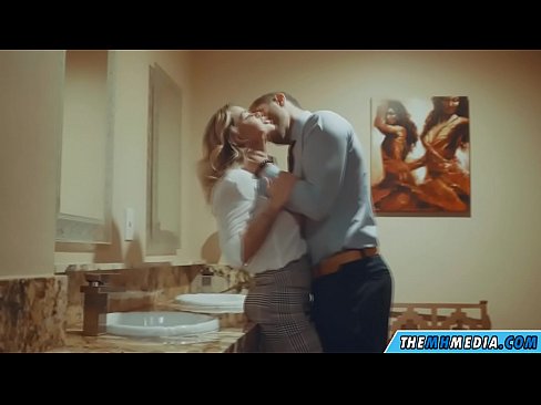 ❤️ Wanneer 'n rondborstige blondine jou in 'n openbare toilet verlei ☑ Seks by ons